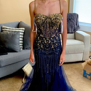 Prom dress size 2 . Worn once . Original price 500.00$